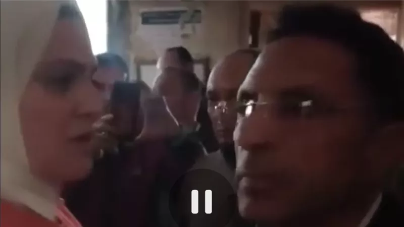 لقطات صادمة.. القصة الكاملة لاعتداء سيدة على زوجها بمحكمة طنطا | فيديو