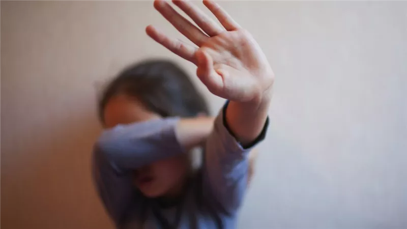اعتداء على مكان حساس.. أم تستغيث من مراهق هتك براءة طفلتها بكفر الشيخ