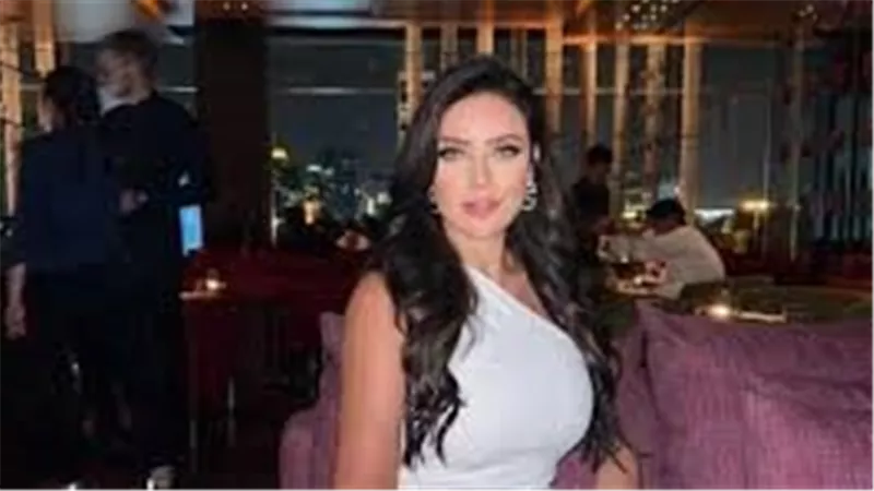 فستان لافت.. رضوى الشربيني تخطف الأنظار بهذه الإطلالة | شاهد 