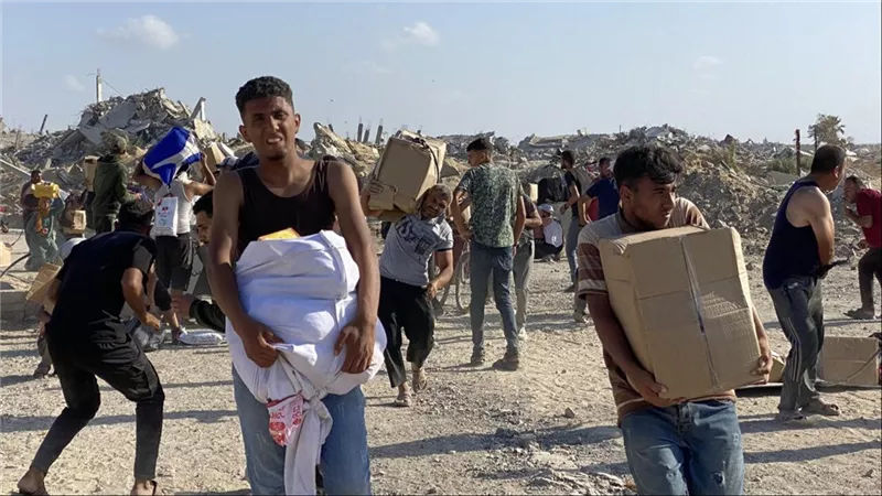 تعاظم دور العشائر في غزة: بديل إغاثي ميداني يفرض تحديات جديدة على سلطة 