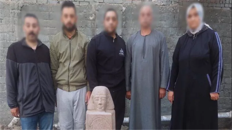 تمثال فرعونى كبير.. تفاصيل ضبط 5 أشخاص عثروا على أثار داخل أرض بالبدرشين 