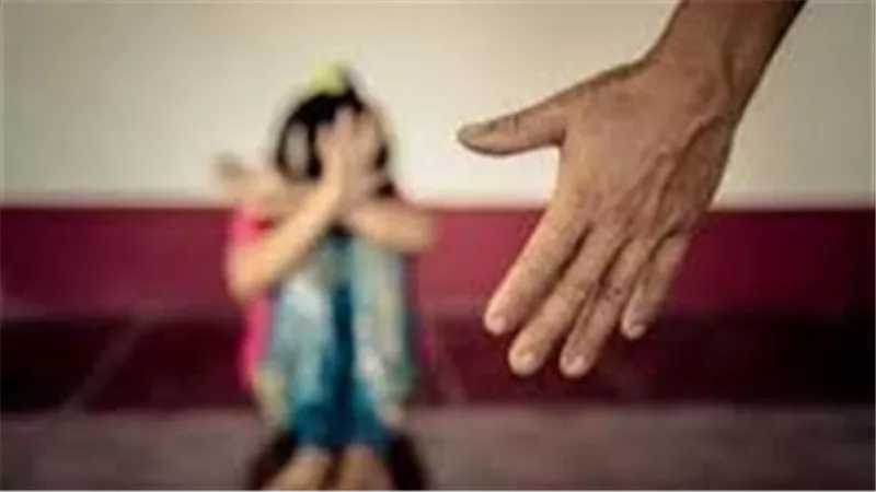 حبسها حتى الموت..تفاصيل الحكم على المتهم بقتل طفلته بالمنيا