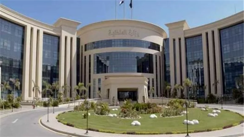 طرود وهمية.. تفاصيل القبض على عصابة أجانب تسرق المواطنين في القاهرة