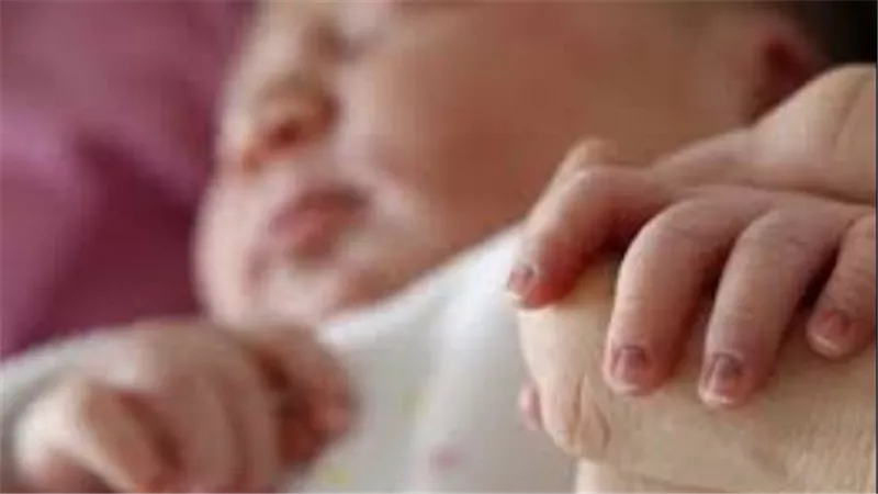  سيدات غلبن الشيطان.. جنازة مهيبة للرضيع رحيم ضحية جدتيه وعمته بالصف 