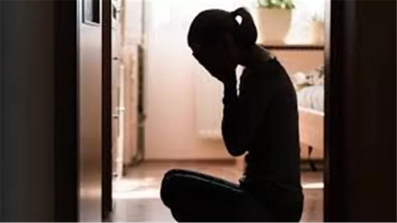 محادثات سرية مع رجال.. شاهيناز تطلب خلع زوجها بسبب ميوله الشاذة