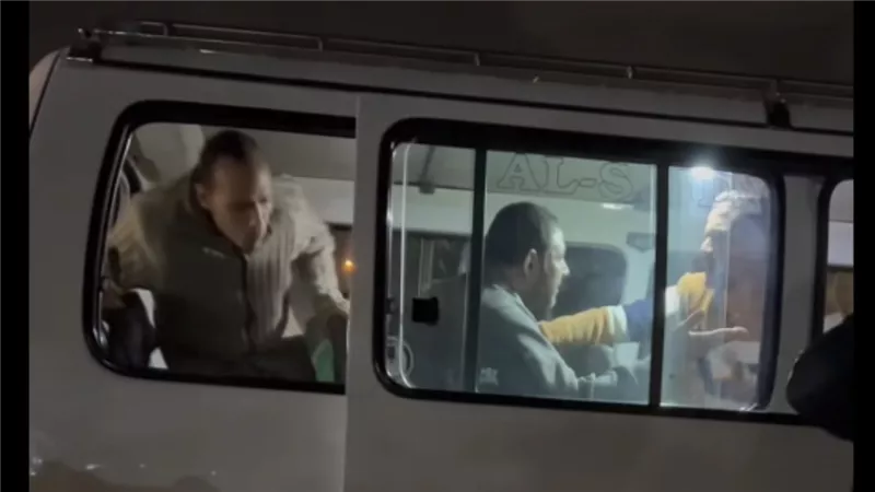  عورها في راسها.. تفاصيل القبض على المتهم بالتحرش بفتاة داخل ميكروباص بدمياط 