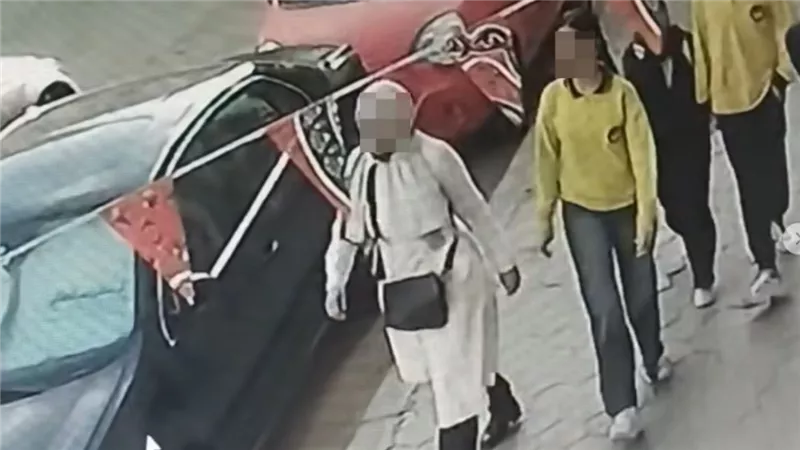 خايفة ونفسيتها متدمرة.. تفاصيل مأساوية في اعتداء ولية أمر على تلميذة بمصر الجديدة 