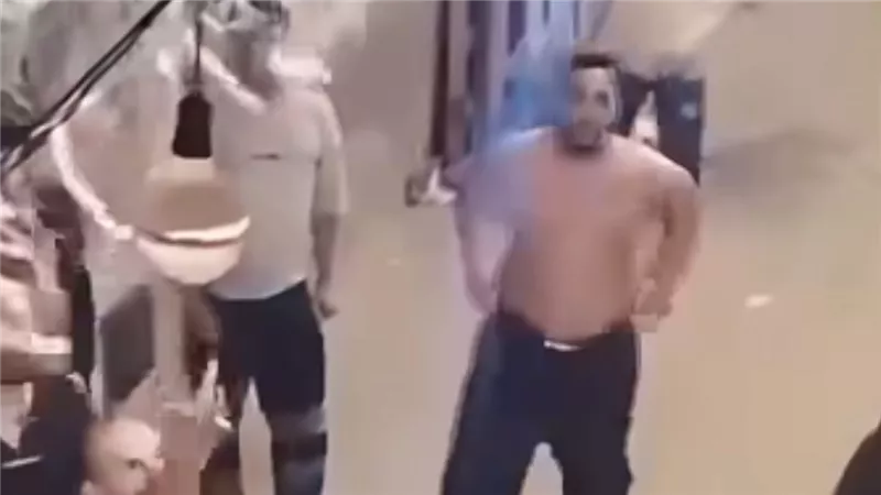 الحقونا يا حكومة.. لقطات صادمة لاعتداء عدد من الأشخاص على منزل سيدة بالعجوزة | فيديو