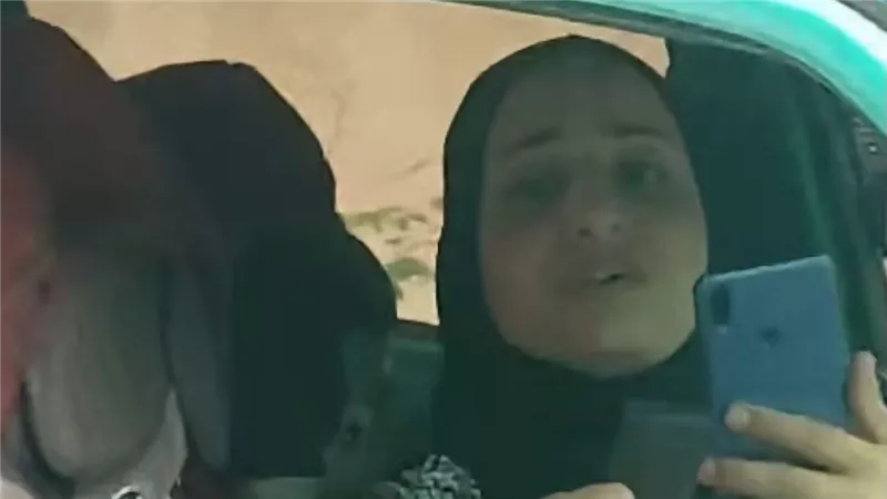  أبويا أمين شرطة ومش هسيبك.. لقطات مثيرة لمشاجرة سيدة وشاب بالإسكندرية | فيديو