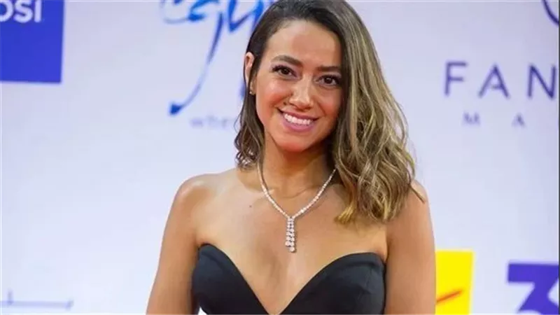 كب جريء.. هند عبد الحليم تثير الجدل بهذه الإطلالة | شاهد