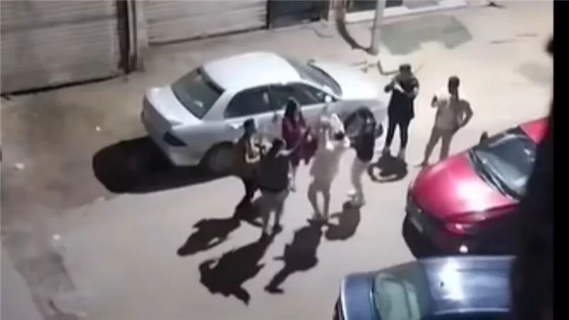 فتاة ليل ترقص في الشارع.. فيديو مثير يزعم وجود كافيه مناف للآداب بالدقي | شاهد