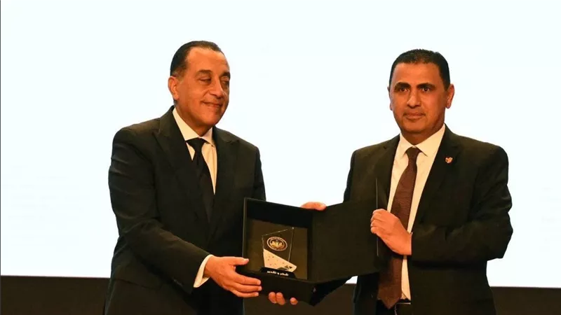 مدبولي يكرم رئيس جامعة ساكسوني مصر تقديرًا لنجاحها في ربط الطلاب بسوق العمل المصري والدولي
