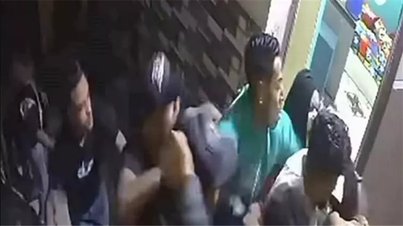 القصة الكاملة.. سيدة بالمنيا تستعين بـ 4 شباب لضرب زوجها | فيديو