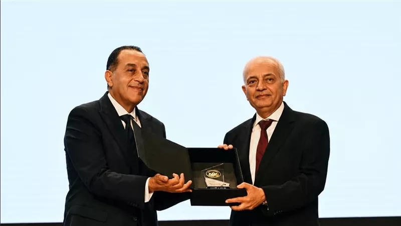 رئيس الوزراء يكرم جامعة الريادة ضمن الأكاديميات الرقمية الرائدة