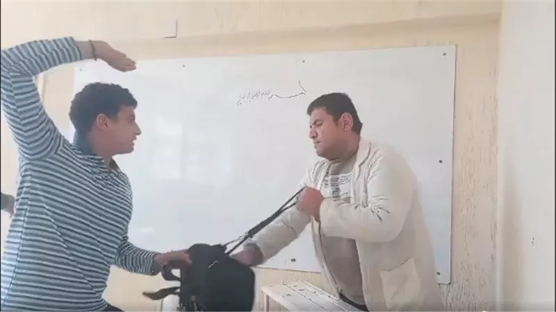 التفاصيل الكاملة لاعتداء طالب على مدرس داخل مدرسة بشبرا الخيمة | فيديو