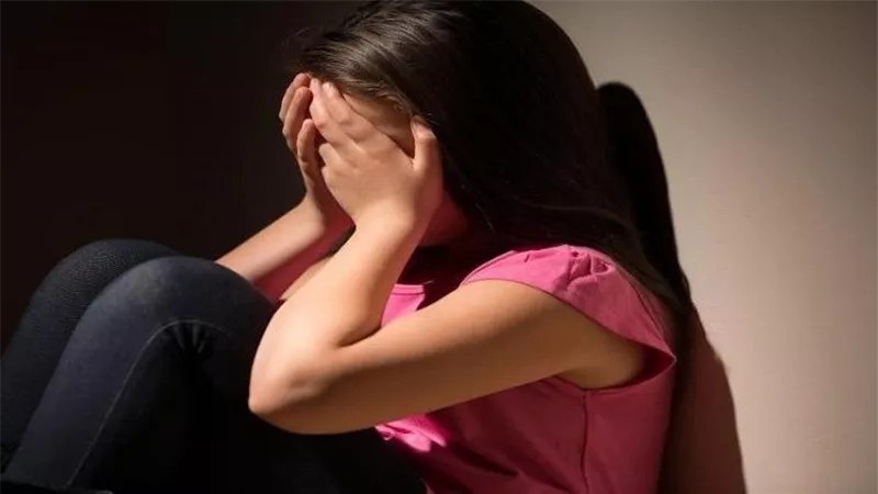 على السلم.. تفاصيل الحكم على المتهم بهتك عرض طفلة جاره بالإسكندرية 