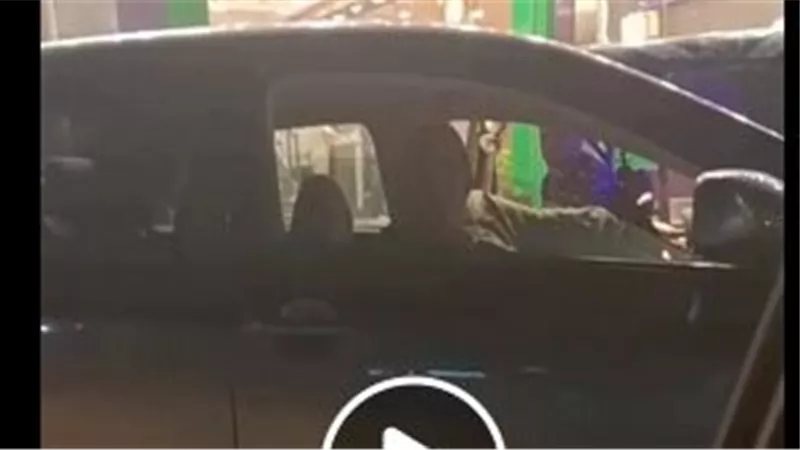 امشي يا حيوان.. سيدة تسب شابا لاعتراضه علي سيرها مخالف بالمحلة | فيديو
