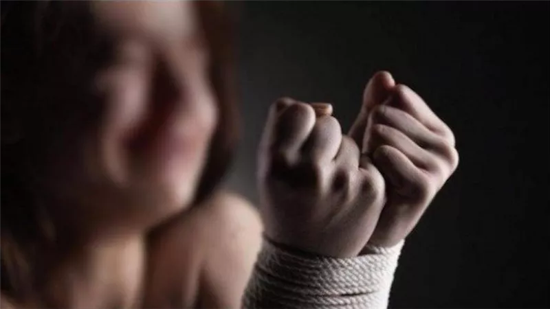  لإجبارها على العودة لزوجها.. الأب والعم يكبلان الابنة ويعلقانها في السقف بالجيزة 