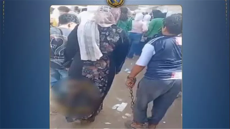  بيهرب كتير.. تفاصيل اصطحاب سيدة نجلها للمدرسة مكبلا بجنزير وقفل 