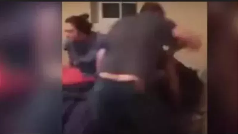 ضبطوه مع قريبتهم في وضع مخل.. تفاصيل القبض على 8 أشخاص بتهمة احتجاز شاب وتقييده في الجيزة