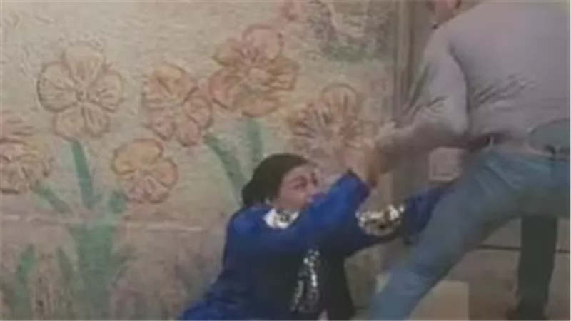  كل جمعة خناقة شكل.. تفاصيل الاعتداء على أب خلال رؤية أطفاله بالغربية | فيديو