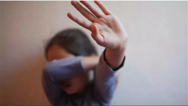 أنهى حياتها بخشبة.. تفاصيل مأساوية في مصرع فتاة على يد والدها بسوهاج 