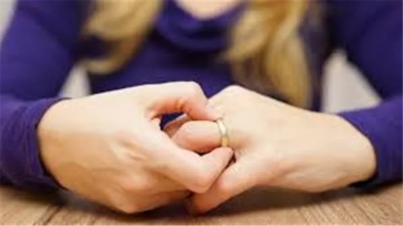 اتصدمت لما حلق شعره.. فتاة تقيم دعوى خلع ضد زوجها بسبب حجم أذنه 