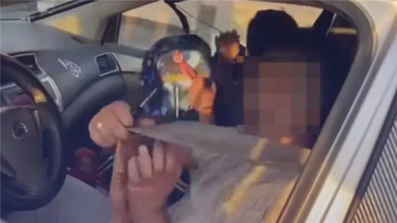 شارب وبرفقته فتاة.. فحص فيديو سائق متهور عرّض حياة المواطنين للخطر 