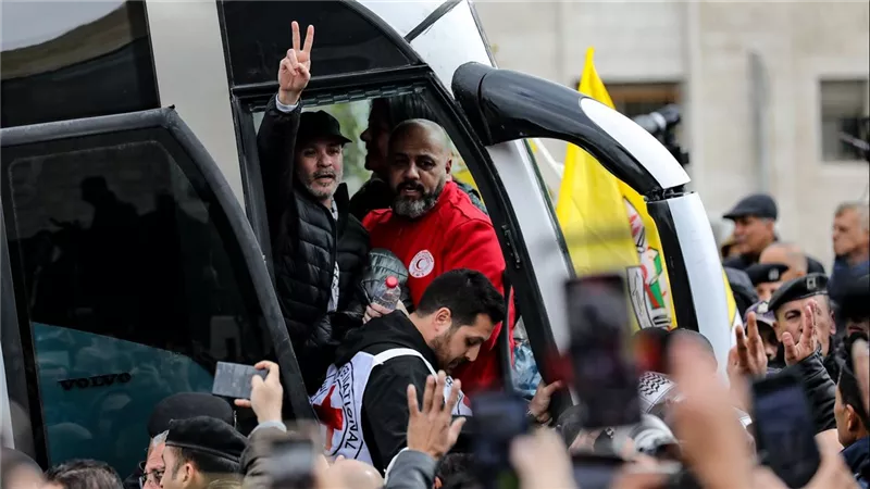 تصاعد احتجاجات عائلات الأسرى والشهداء في رام الله والموازنة العامة تثير انقسامًا في الشارع الفلسطيني