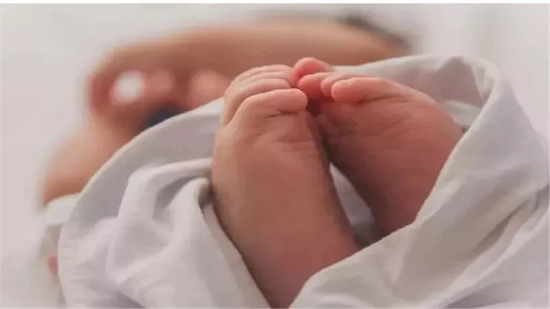 قتلته بالكهرباء انتقاما من زوجها.. كيف كشفت قدما رضيع سوهاج جريمة والدته؟
