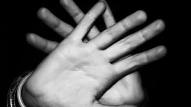 استعبدتني وأنا قاصر.. تفاصيل مثيرة في اتهام رسامة لمطربة شهيرة بممارسة أفعال مشينة معها 
