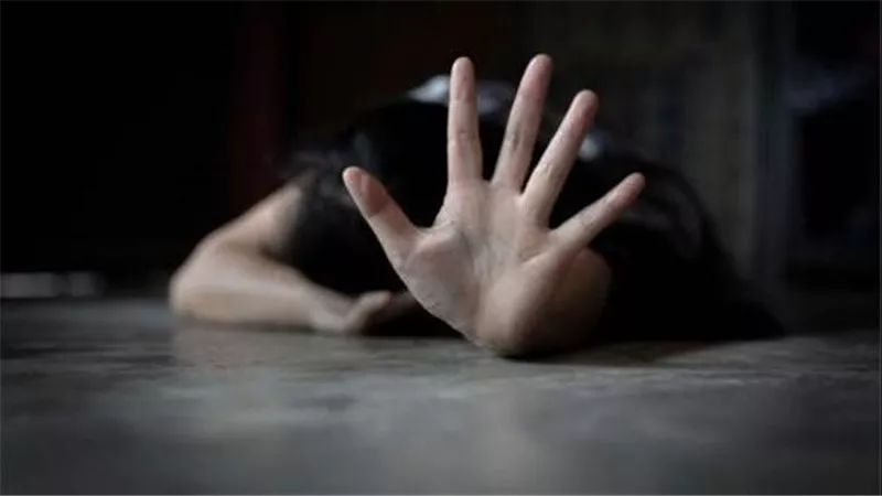  ليلة مرعبة في مقابر الخليفة.. 3 ذئاب بشرية يهتكون عرض سيدة أمام صديقها 