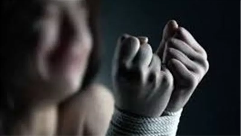 قيدتاها بسلاسل حديدية لسوء سلوكها.. تفاصيل ضبط فتاة ووالدتها بتهمة التعدي على شقيقتها 