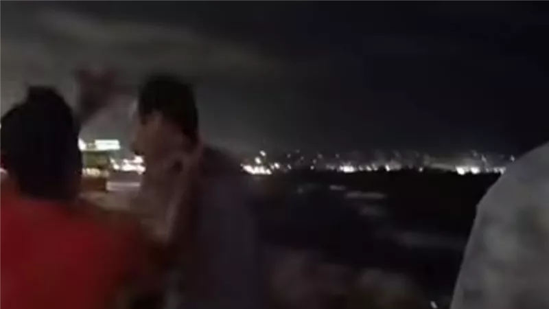 الكل بيوجّب.. علقة ساخنة لشاب متهم بالتحرش داخل ميكروباص 