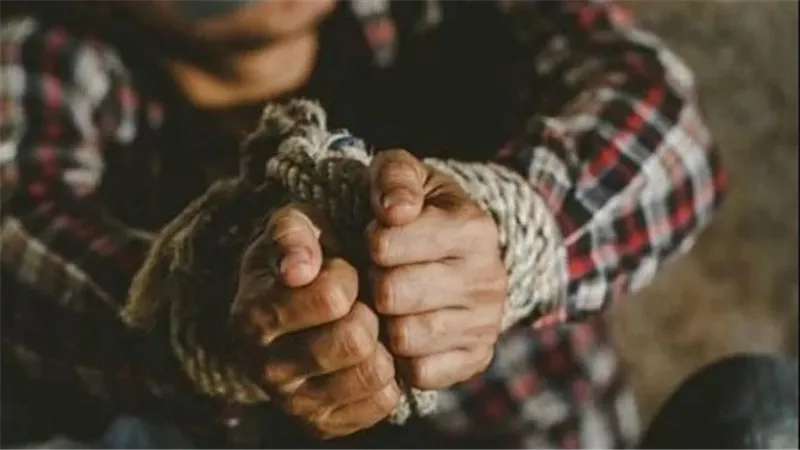 ربطه بحبل وطعنه بسكين.. تفاصيل ضبط عاطل أنهى حياة صديقه لمطالبته بممارسات غير أخلاقية بالوراق