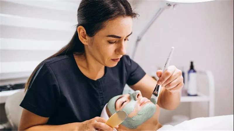 تفاصيل إحالة صاحبة إمبراطورية التجميل الفاخرة للجنايات