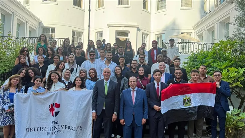 رئيس الجامعة البريطانية يلتقي سفير مصر بالمملكة المتحدة بمشاركة عدد من الطلاب