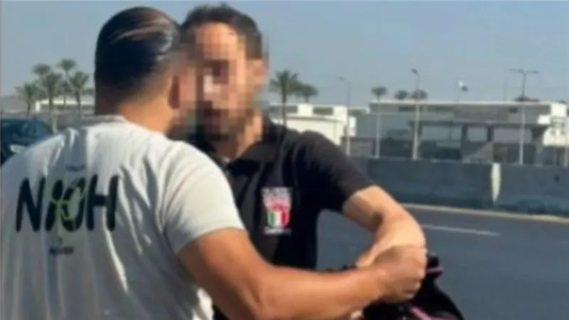  لامس جسدها.. لقطات مثيرة لتحرش مهندس بفتاة داخل ميكروباص بالمنصورة | فيديو