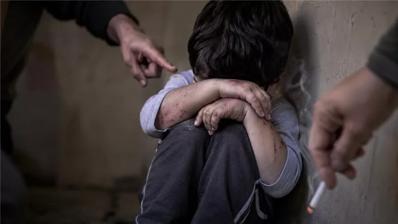 جريمة مأساوية.. قرار جديد بشأن الأم وعشيقها في واقعة تعذيب طفلها بحلوان 