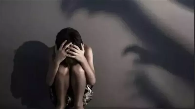 تعدٍّ وضرب من 2023 بسكين ساخن.. تفاصيل صادمة جديدة في اتهام رجل أعمال بتعذيب أطفاله الأربعة 