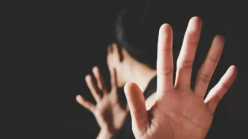 حاولت القفز منها.. استغاثة سيدة من داخل سيارة نقل تفضح متحرش بأكتوبر 