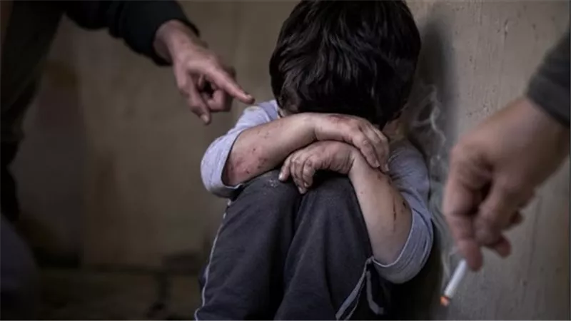 علاقة محرمة ووصلة تعذيب انتهت بالموت..تفاصيل الحكم على الأم وعشيقها في وفاة طفل بالمنيا