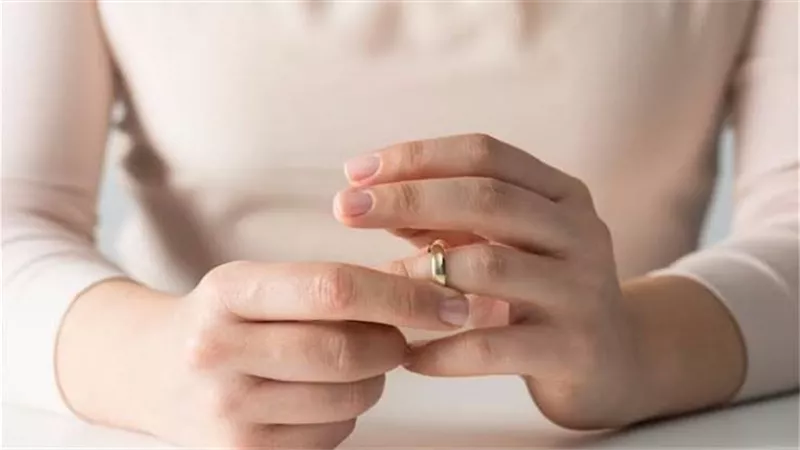 بيخاف من طليقته أكتر مني.. عبير تطلب خلع زوجها في محكمة الأسرة