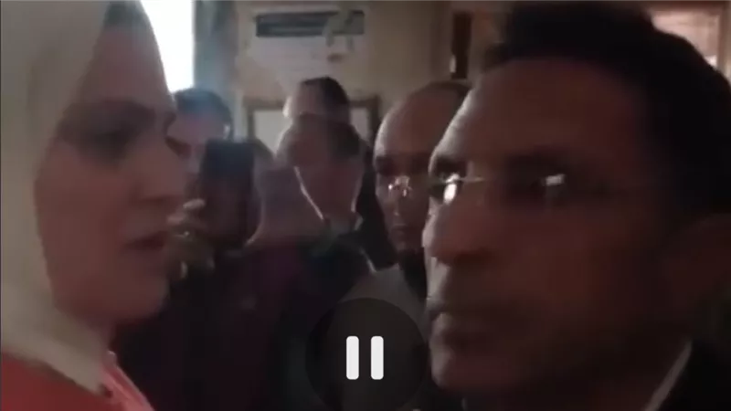 بخيل وملوش علاقة بمصاريف الأولاد.. اعترافات مثيرة لزوجة ممثل طنطا المتهمة بالتعدي عليه في المحكمة