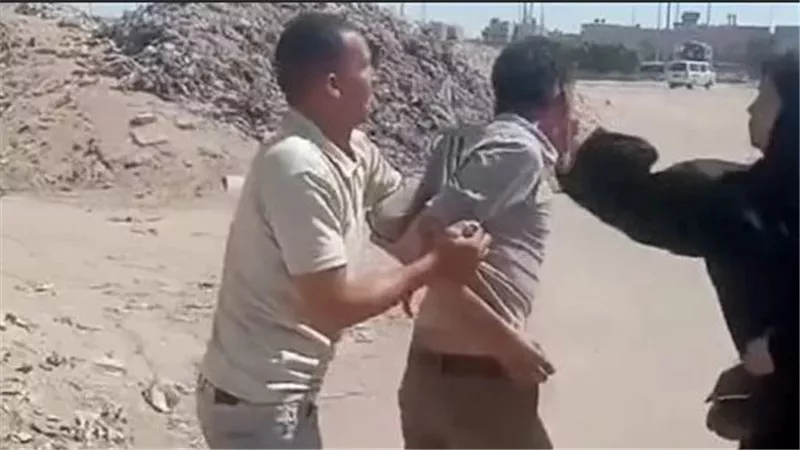 بحق كل لقمة عيش كلتيها من إيدي اضربيني تاني.. فيديو تقييد شخص وصفعه من سيدة ورجل وسط الشارع يثير الغضب | شاهد