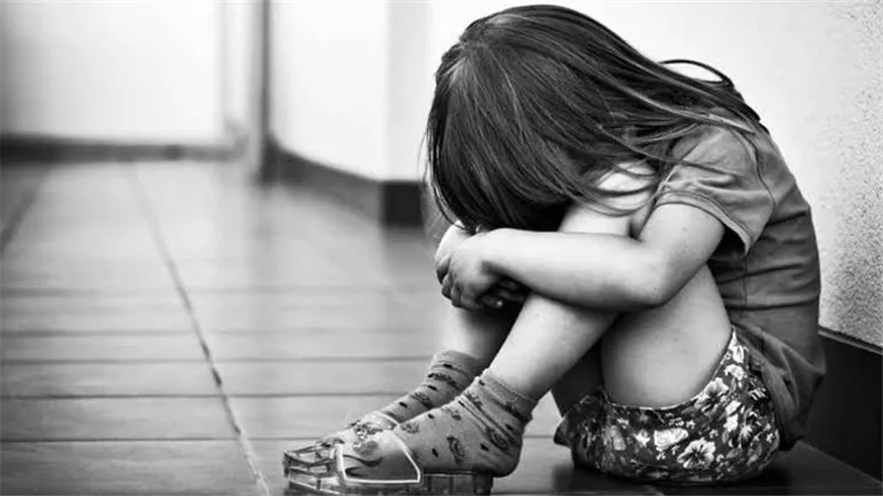 كاميرات المراقبة فضحته.. تفاصيل الحكم على دليفري تحرش بطفلة بشرم الشيخ