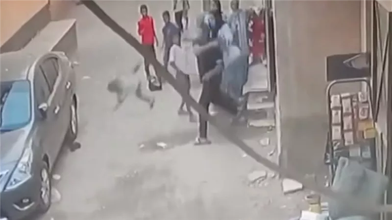  انتقاما من طليقته.. لقطات صادمة لأب يلقي طفله تحت عجلات سيارة | فيديو
