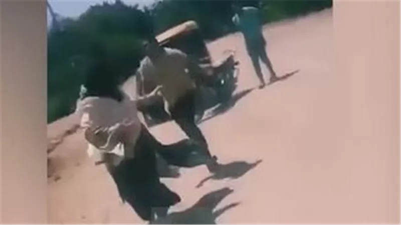 خلعوا حجابها وبهدلوها.. لقطات صادمة للاعتداء على محامية بسبب قضية حضانة بالشرقية | فيديو