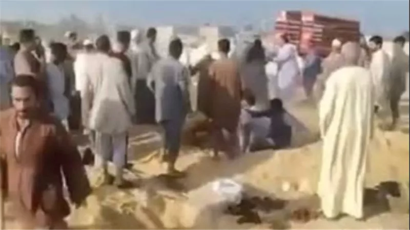 مشهد مؤلم يهز القلوب.. مشاجرة داخل المقابر أثناء تشييع جنازة | فيديو