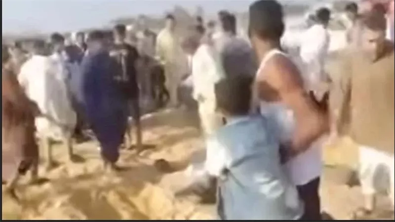 بلطة في وجه المشيعين.. كيف تحولت جنازة عروس إلى خناقة داخل مقابر بني سويف؟ | فيديو